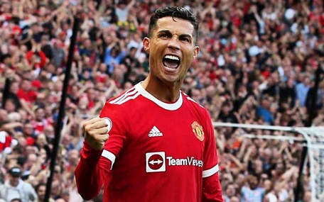  C.Ronaldo tỏa sáng rực rỡ khi đóng góp cú đúp ngay trong trận ra mắt Man Utd.