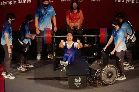  Lê Văn Công thăng hoa cảm xúc khi giành HCB Paralympic Tokyo 2020. Ảnh: REUTERS