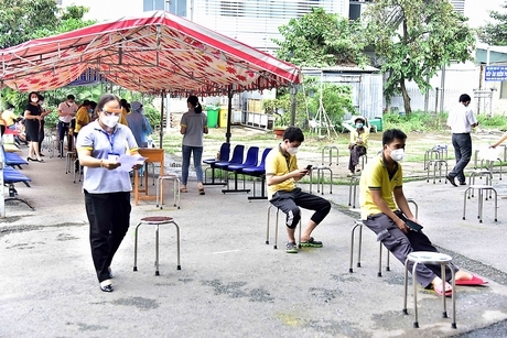 Tiêm chủng vắc xin phòng COVID-19 tại Bệnh viện Đa khoa tỉnh Vĩnh Long. Ảnh: DƯƠNG THU 