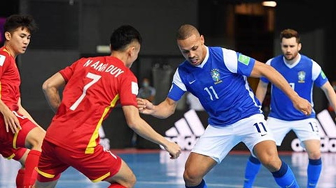 ĐT futsal Việt Nam trong trận gặp ĐT futsal Brazil.