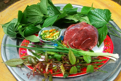 Nguyên liệu chính làm món trâu xào rau sưng, lá lốt.