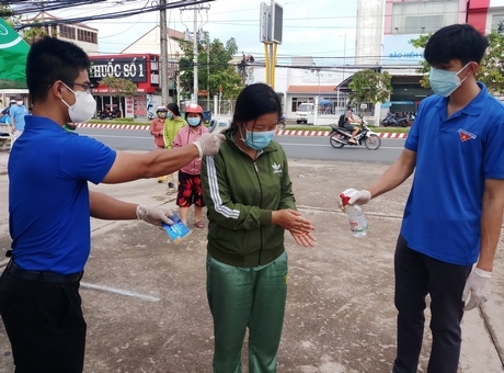 Người dân được đo thân nhiệt, sát khuẩn, bố trí giãn cách để đảm bảo an toàn phòng chống dịch bệnh.