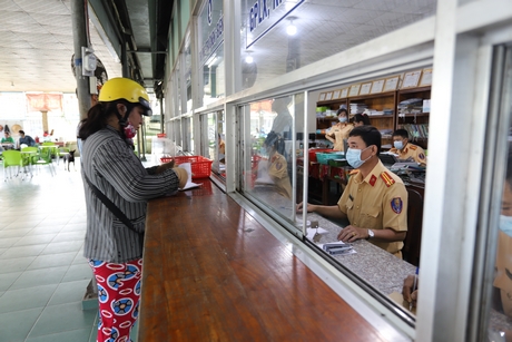 Điểm đăng ký xe tại Phòng Cảnh sát giao thông tỉnh trước những ngày thực hiện giãn cách xã hội.