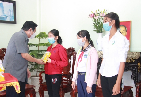 Bí thư Tỉnh ủy- Bùi Văn Nghiêm trao điện thoại cho học sinh có hoàn cảnh khó khăn, thiếu thiết bị học tập.