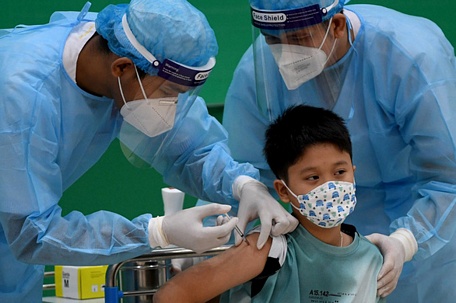 Cháu trai Thủ tướng Campuchia Hun Sen được tiêm vắc xin COVID-19 tại Phnom Penh, Campuchia ngày 17/9 - Ảnh: AFP