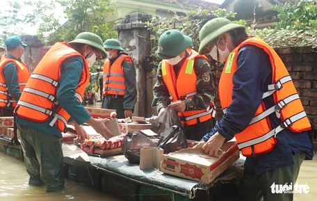 Sáng 27/9, bộ đội chia mì gói, nước uống chuyển đến hỗ trợ người dân Quỳnh Lưu, Nghệ An - Ảnh: DOÃN HÒA