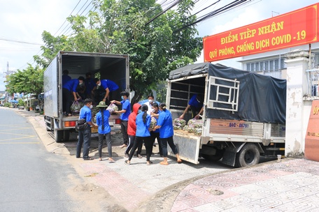 Những chuyến xe chở nặng hàng hóa- chở nặng nghĩa tình của Vĩnh Long, thẳng tiến về thành phố mang tên Bác.