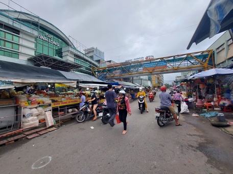 Các  chợ, trung tâm thương mại, siêu thị… cần thực hiện nghiêm thông điệp 5K cũng như các quy định phòng chống dịch COVID- 19 (ảnh: Một góc chợ Vĩnh Long sáng 2/10/2021)