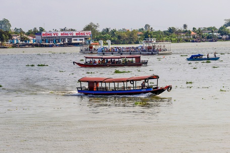  Tàu khách và bến khách ngang sông hoạt động, nhưng được chở 50% số lượng người được phép chở.