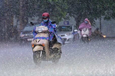 Áp thấp nhiệt đới hay bão chưa hình thành nhưng nhiều vùng trên cả nước vẫn mưa lớn - Ảnh: NAM TRẦN