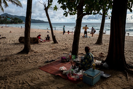 Du khách dạo chơi ở bãi biển Phuket - Thái Lan hồi tháng 9. Ảnh: REUTERS