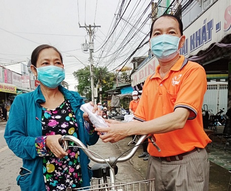 Các phần ăn sáng đến với các hoàn cảnh khó khăn ở phố.