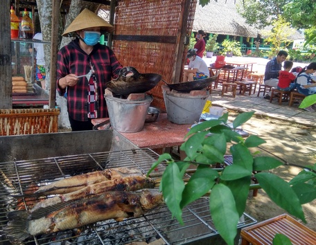 Khu vực nhà hàng của cơ sở lưu trú được phục vụ khách tại chỗ nhưng tối đa không quá 30% công suất và không quá 10 khách/lần phục vụ. Ảnh chụp tháng 4/2021