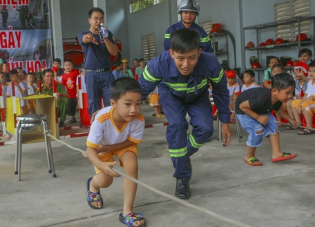 Rèn luyện kỹ năng thoát hiểm cho trẻ em khi xảy ra cháy, nổ. Ảnh chụp trước khi dịch bệnh bùng phát.