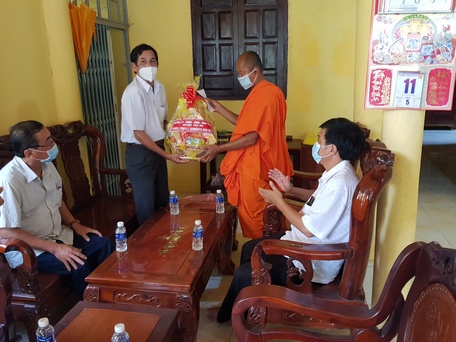 Lãnh đạo huyện Trà Ôn thăm, tặng quà các chùa Khmer