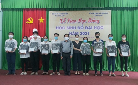 Để đảm bảo an toàn phòng chống dịch, lễ trao học bổng được tổ chức làm 2 đợt.