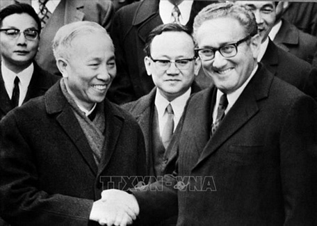  Ông Lê Đức Thọ và Tiến sĩ Henry Kissinger chúc mừng nhau sau lễ ký tắt Hiệp định Paris. (Ảnh: TTXVN)