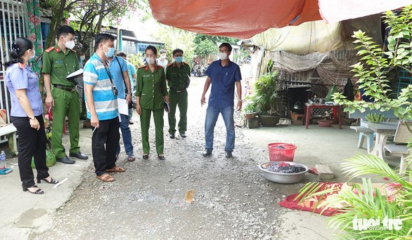 Lực lượng Công an tỉnh An Giang khám nghiệm hiện trường vụ án - Ảnh: TIẾN VŨ