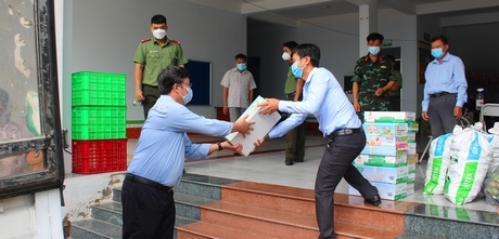 Quà được chuyển đến ký túc xá Trường ĐH Xây dựng Miền Tây.
