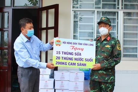 Ông Võ Văn Sê- Phó Chủ tịch Hội Nông dân tỉnh đến tặng quà tại Trường Chính trị Phạm Hùng.