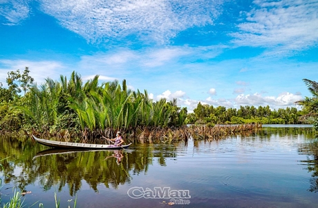 Bến sông Cái Tàu rất êm đềm, thơ mộng, giống như người dân Cái Tàu sống chân chất, hiền hoà, yêu lao động và mến khách.