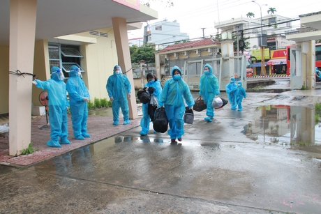 Phó Chủ tịch UBND tỉnh- Nguyễn Thị Quyên Thanh và Phó Giám đốc Sở Y tế- Hồ Thị Thu Hằng đón công dân từ Bình Dương về.