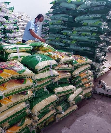 Hơn 300 bao phân bón hết hạn sử dụng, vi phạm về nhãn bị phát hiện.