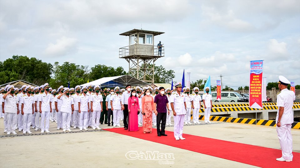 Thiếu tướng, Chuẩn đô đốc Nguyễn Duy Tỷ, Tư lệnh Vùng 5 Hải quân (đi đầu) cùng ông Lê Văn Sử, Phó chủ tịch UBND tỉnh Cà Mau; lãnh đạo ngành, địa phương đến dự lễ thượng cờ.