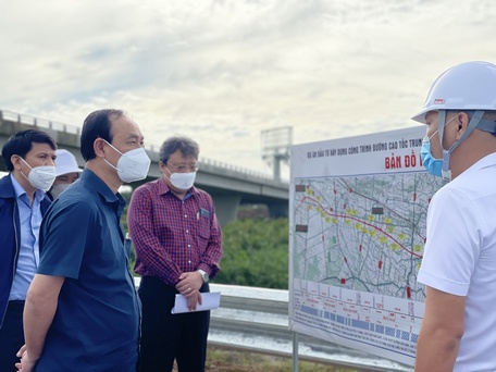 Thứ trưởng Bộ Giao thông- Vận tải Lê Đình Thọ đến kiểm tra tiến độ thực hiện dự án cao tốc Trung Lương- Mỹ Thuận vào sáng 25/10.