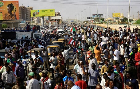  Người dân Sudan đổ ra đường biểu tình (Ảnh: Reuters)