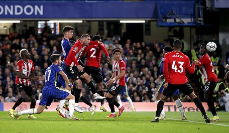  Pha đánh đầu mở tỉ số cho Chelsea của Kai Havertz - Ảnh: REUTERS