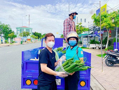 Những tháng qua, cô Trúc Phương đã thực hiện nhiều hoạt động ý nghĩa vì cộng đồng và hỗ trợ lực lượng tuyến đầu chống dịch. 