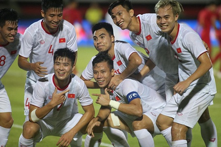  Đội tuyển Việt Nam đang là đương kim vô địch AFF Suzuki Cup, việc được đá trên sân cỏ tự nhiên tại Singapore là thuận lợi với đội tuyển - Ảnh: TTO