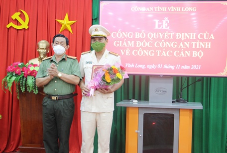 Đại tá Phan Ngọc Tính trao quyết định bổ nhiệm đối với Trung tá Nguyễn Trọng Tuân