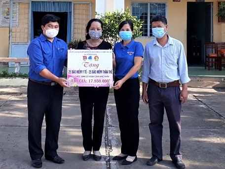  Trao 50 bảo hiểm cho đại diện Trường Tiểu học Nguyễn Trung Trực.