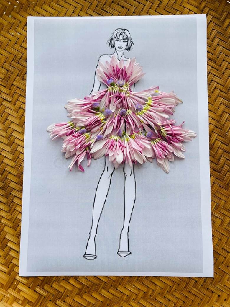  Những thiếu nữ như được khoác trên mình các bộ cánh mới, lộng lẫy, như chuẩn bị đi dạ hội.