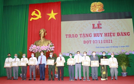 Phó Bí thư Tỉnh ủy, Chủ tịch UBND tỉnh Lữ Quang Ngời trao Huy hiệu 50 năm tuổi Đảng.