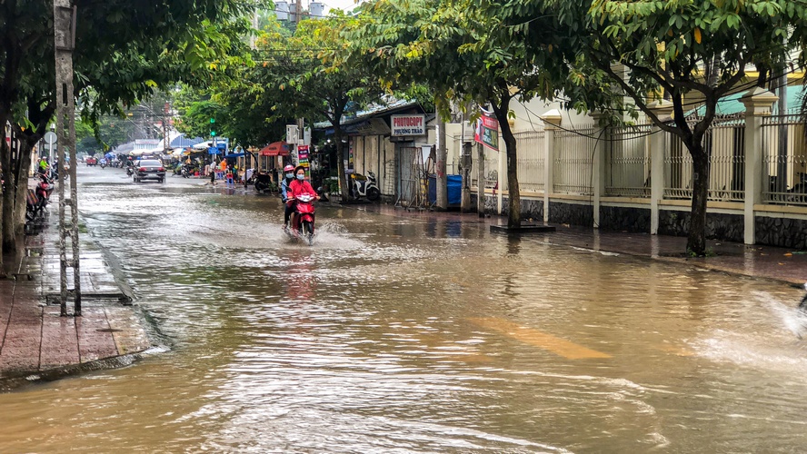 Nhiều phương tiện bì bõm trên tuyến đường ngập nước.