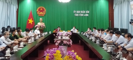 Đại biểu tham dự tại điểm cầu Vĩnh Long.