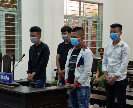 Các bị cáo Tâm, Vinh, Nhân, Sơn (từ trái sang) tại phiên tòa sơ thẩm.