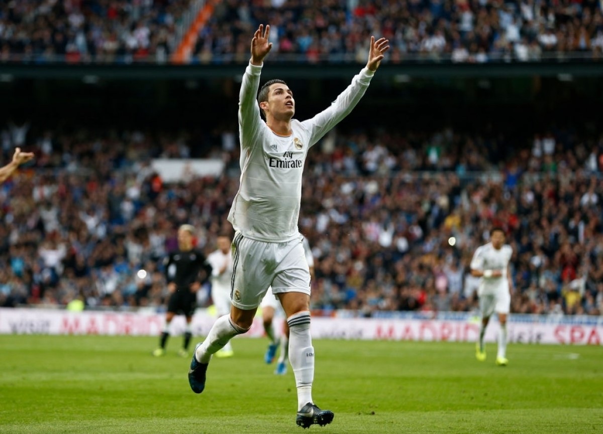 Ronaldo ăn mừng sau khi ghi hat-trick thứ 25 trong sự nghiệp ngày này 8 năm trước. (Ảnh: Getty). 