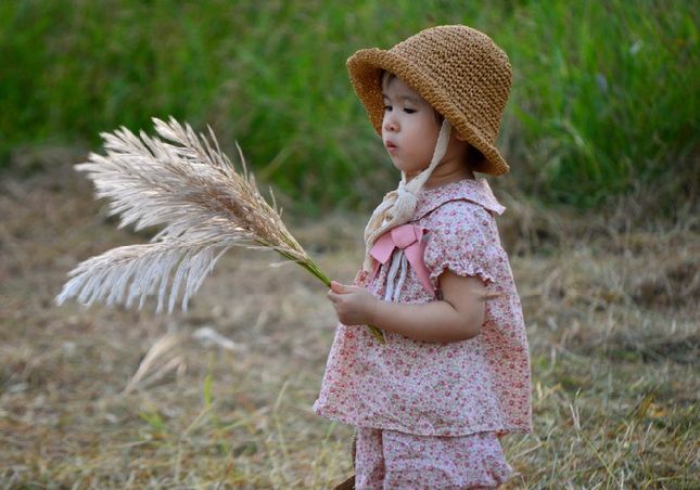 Các em nhỏ thích thú khi được chụp ảnh và đùa giỡn với những bông lau trắng.