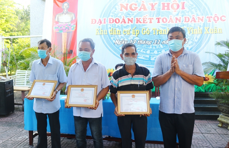 Trao giấy khen cho các tập thể, cá nhân xuất sắc trong các phong trào.