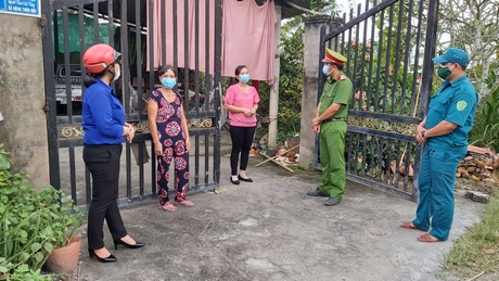 Lực lượng công an bám sát địa bàn, vận động nhân dân chung tay phòng chống dịch.