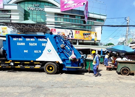 Thu gom rác thải ở chợ Vĩnh Long.