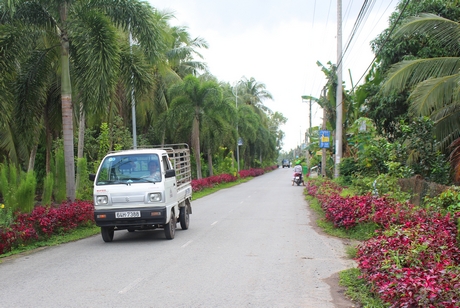 Ấp Mướp Sát có 4km tuyến đường trồng hoa, cây xanh, tạo nên diện mạo xanh- sạch- đẹp.