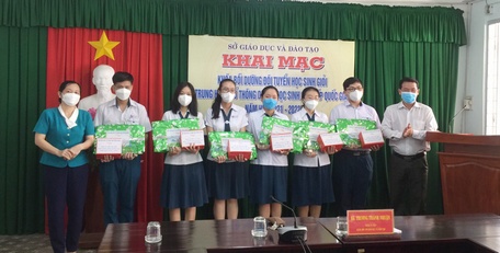 Giám đốc Sở GD- ĐT Trương Thanh Nhuận tặng quà cho các em học sinh trong đội tuyển.