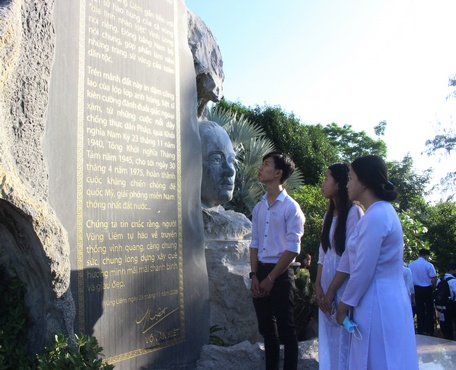 Các em khắc ghi lời căn dặn của Thủ tướng Võ Văn Kiệt: “Chung lòng dựng xây quê hương mình mãi mãi thanh bình và giàu đẹp”. Ảnh chụp năm 2020
