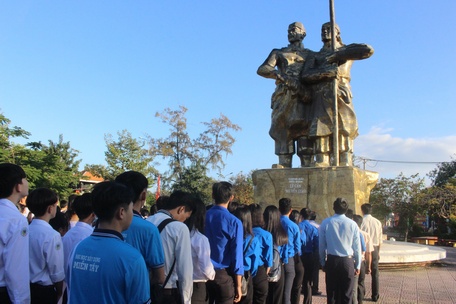 Đoàn viên thanh niên đến dâng hương tại tượng đài Đốc binh Lê Cẩn- Nguyễn Giao, ôn lại truyền thống hào hùng.  Ảnh chụp năm 2020