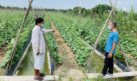 Đồng chí Phan Hoàng Ẩn- Bí thư Chi bộ Ấp 3 (phải) thăm hỏi đời sống người dân.